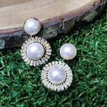 Load image into Gallery viewer, Pearl Earring in Rose Gold
