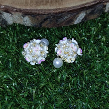 Load image into Gallery viewer, Mother of pearl earrings
