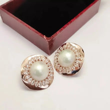Load image into Gallery viewer, Pearl studs
