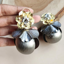 Load image into Gallery viewer, Trendy Earrings in Black
