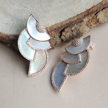 Load image into Gallery viewer, Mother of pearl earrings 
