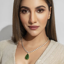 Load image into Gallery viewer, Emerald necklace in Gold
